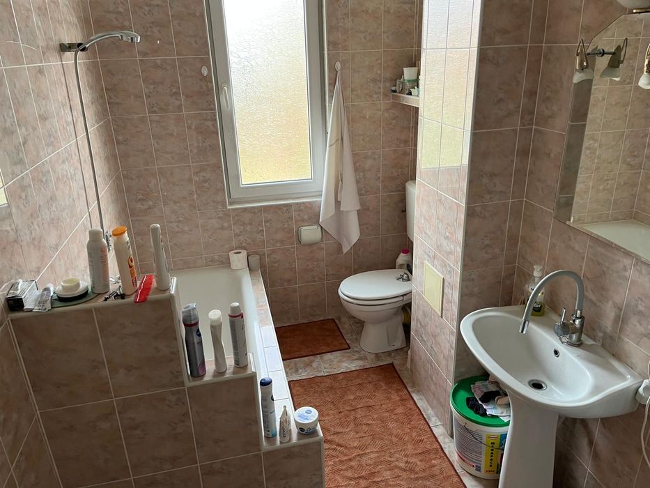 Vand casa cu 3 camere, garaj, livada si teren in Miercurea Nira