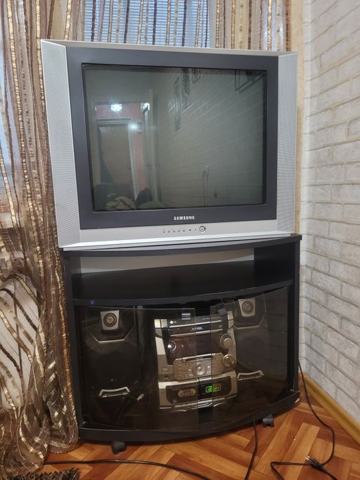 Продается телевизор Samsung+тумба+муз центр