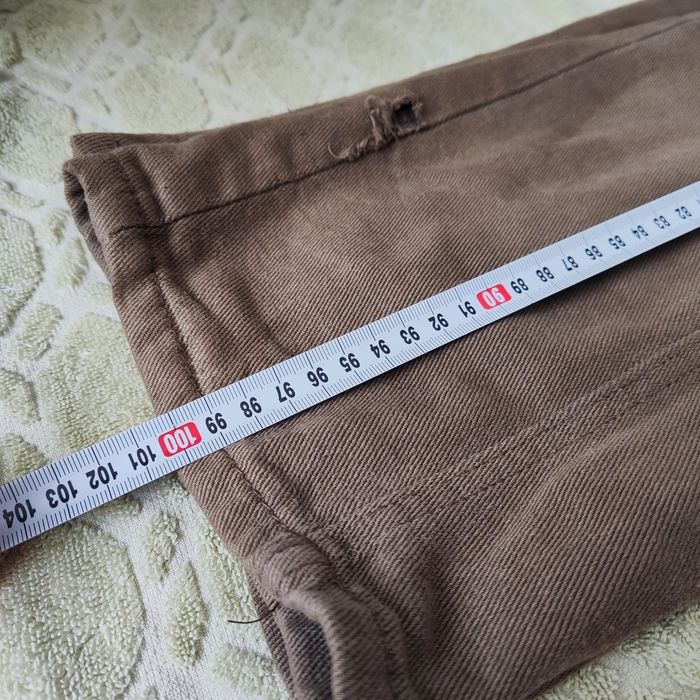 джинсы цвета хакки