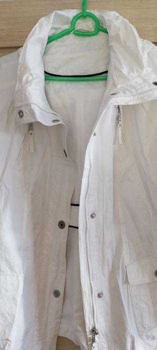 Куртка-ветровка женская с капюшоном