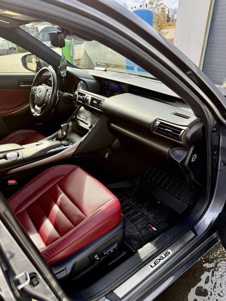 Vand Lexus Is 300 h modelul F sport
