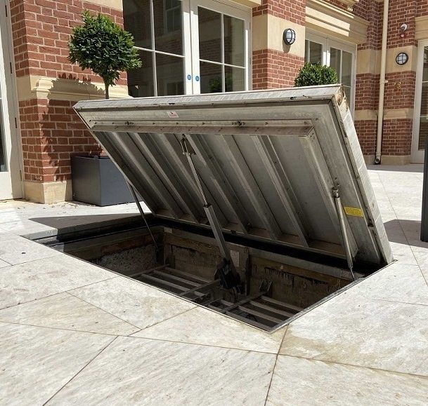 Actuator liniar, cursa 300mm, 12V, nou