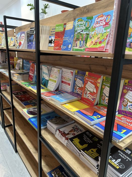 Современный стильный стелаж