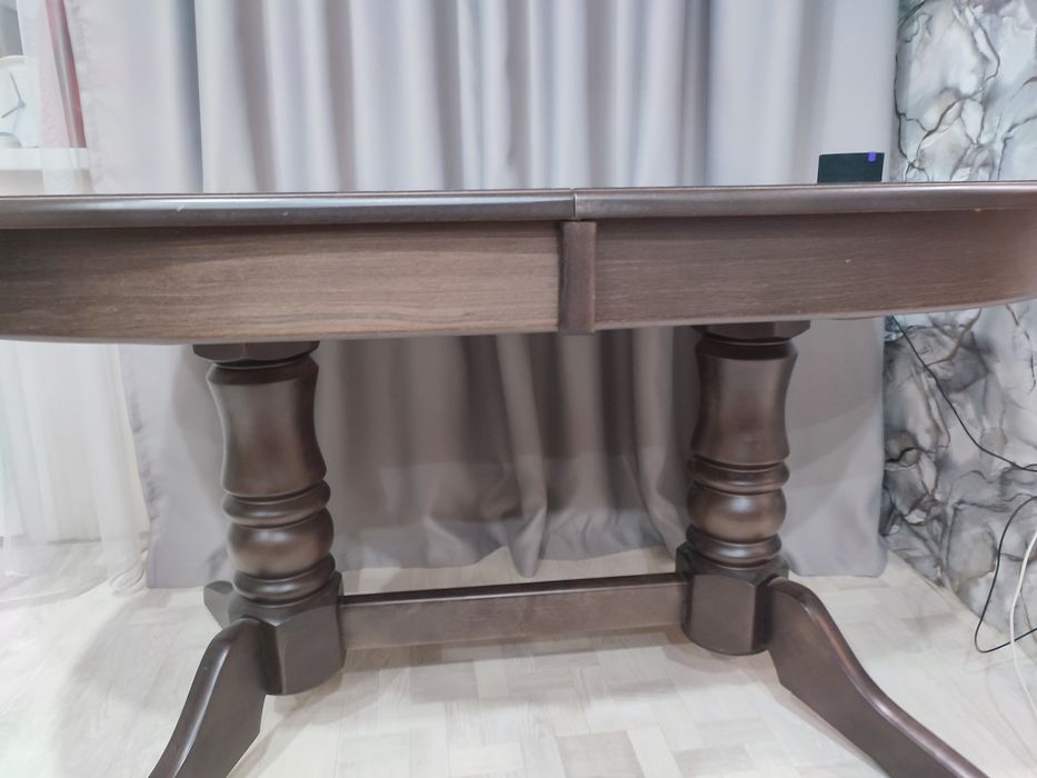 Стол для кухни гостиной