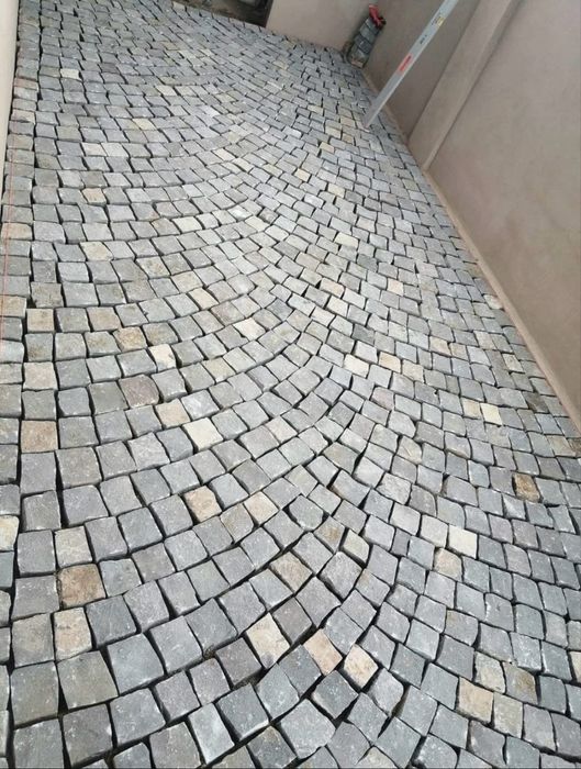 Vând piatră cubică naturală și montez