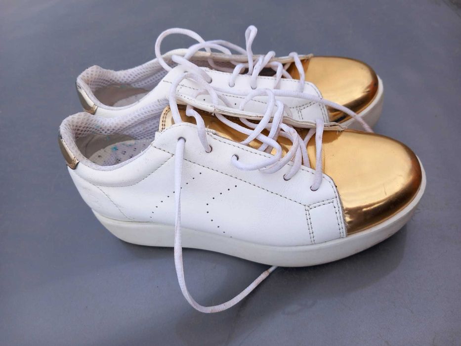 Papuci numarul 36 / 5