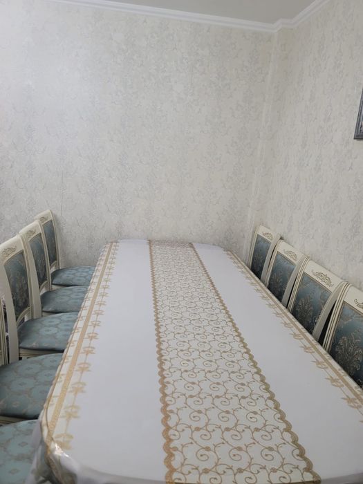 Стол и стулья для гостиной