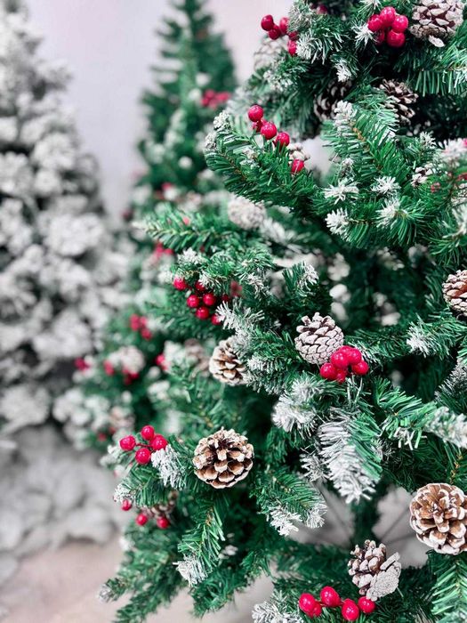 ЧЕРЕН ПЕТЪК, Изкуствена Коледна елха, С шишарки и боровинки, Бял връх