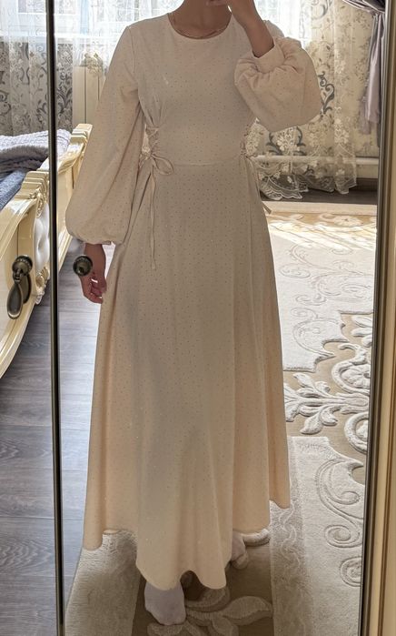 Платье бежевое со стразами