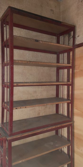 Железни стелажи  .