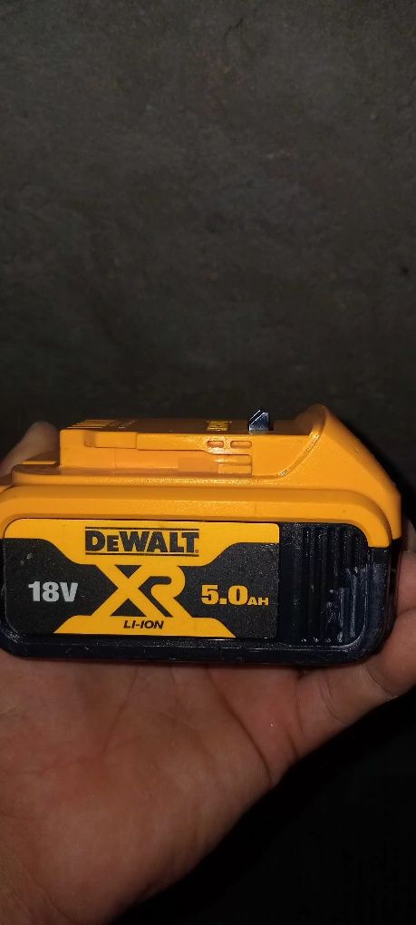 Dewalt akumlyator original kop ishlatilmagan bu  300 ming som