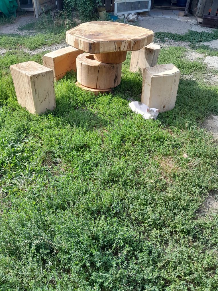 Masă din lemn masiv