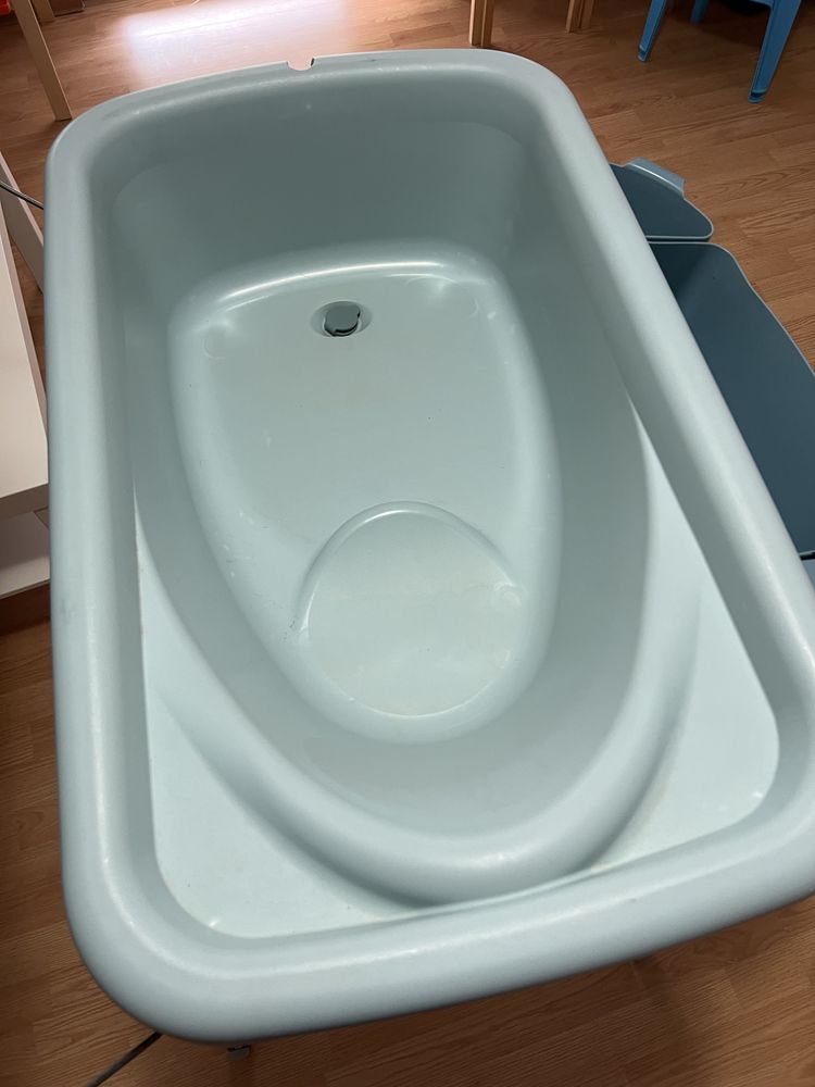 Cădiță si masuță de înfășat pliabilă Chicco