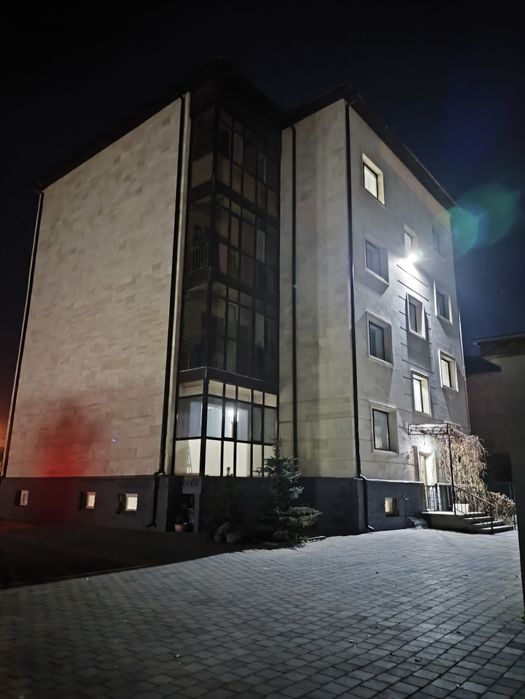 Квартира 95 м2 кладовка с окном 14 м2,  гараж