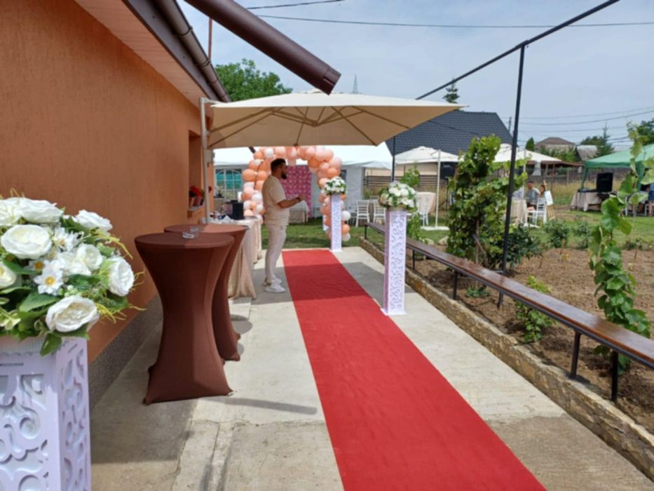 Închiriez scaune chiavari  ,mese rotunde umbrele evenimente