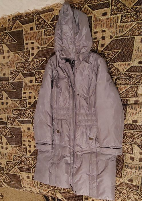 Продам женские пуховики и кожаный плащ. Каждый по 5000. Размеры XL.
