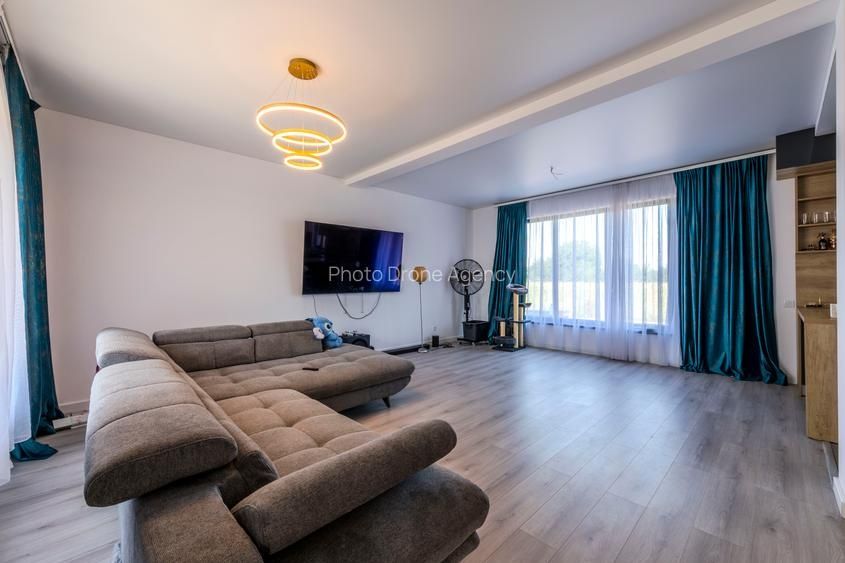 Vila casa partial mobilata, parter + etaj de vanzare în cartier rezide