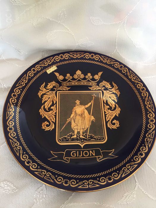 Порцеланови чинии син кобалт, декорирани със злато  Хихон и Прага нови