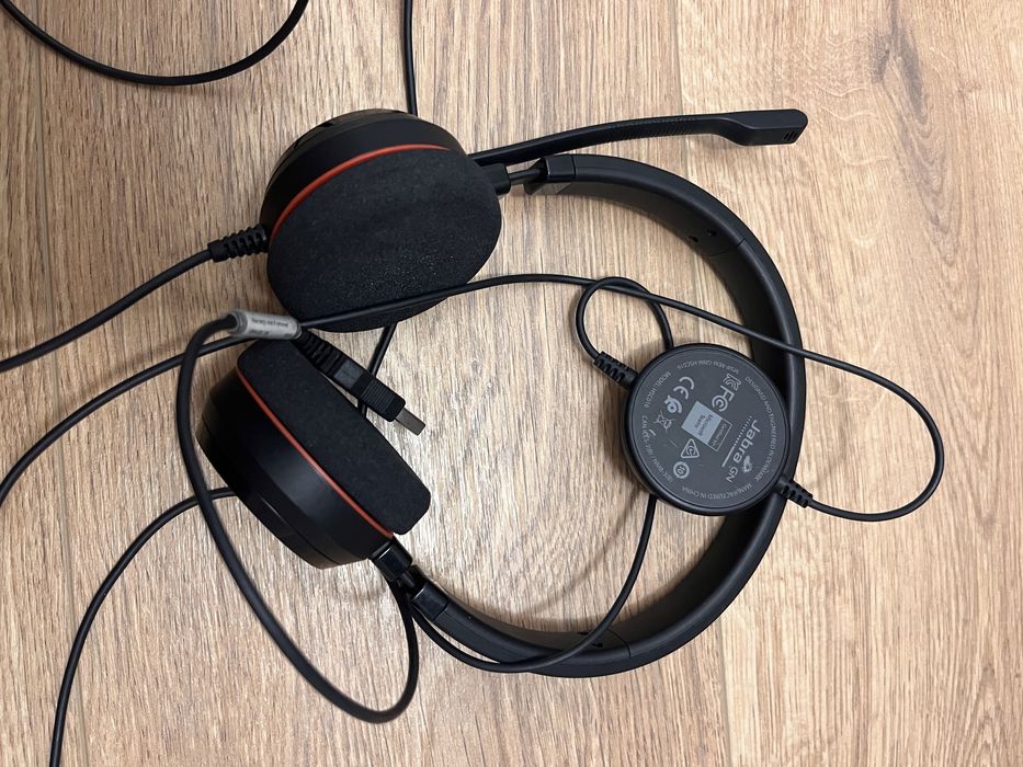 Lot casti cu fir pentru gaming Jabra si Qilive
