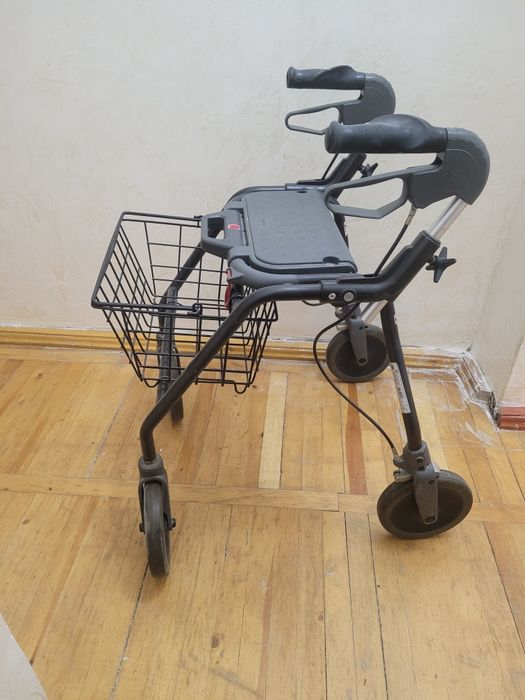 Продаётся ходунки на колёсах