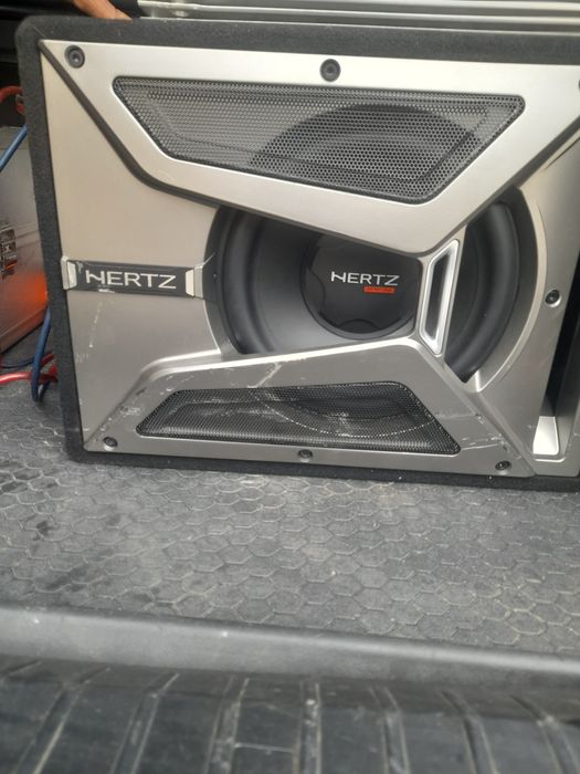 Vând Subwoofer cu stație complet pentru mașină, merge super.