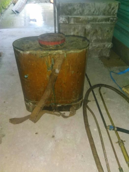 Продавам стара голяма медна прьскачка