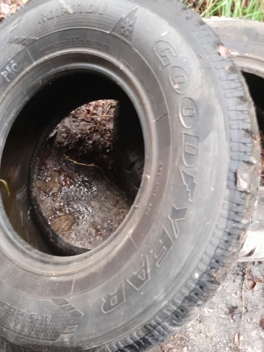 Продам комплект резины  265 70   ёкохама  33    15