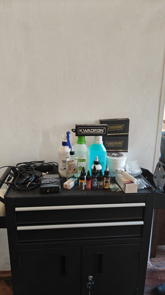 Vând aparat de tatuat și materiale pentru tatuat