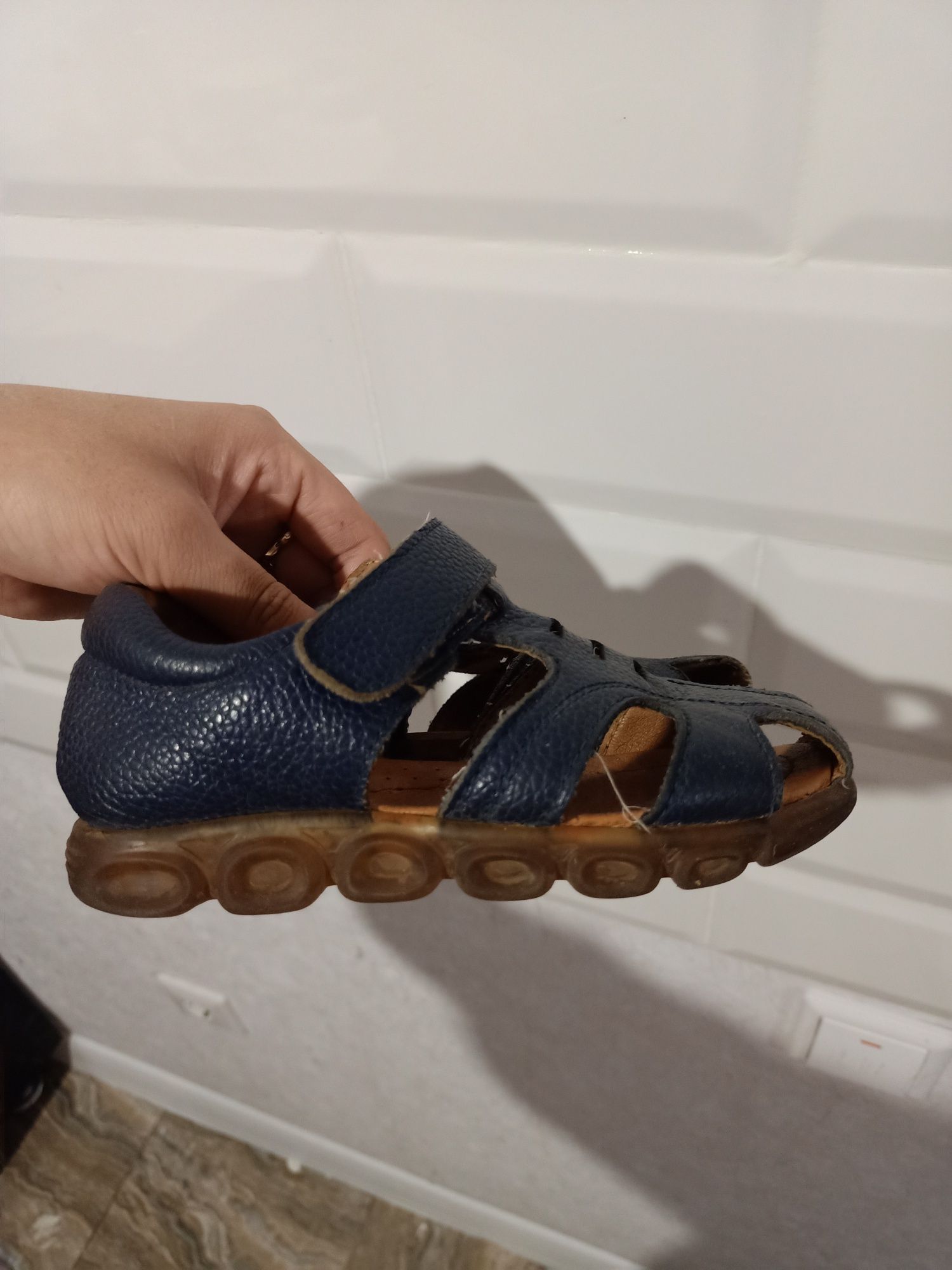 Продам сандалии для мальчика