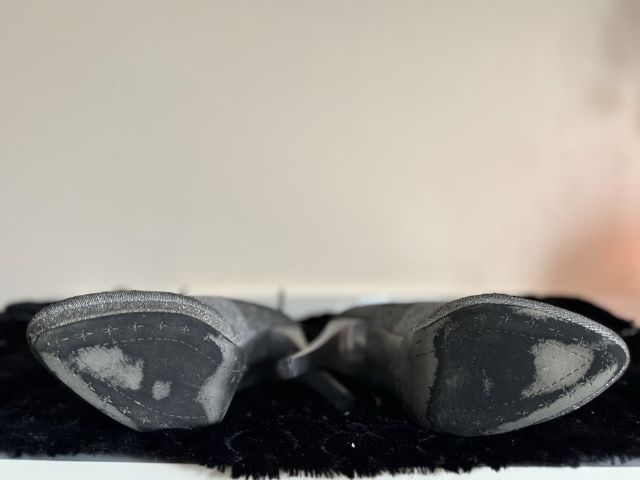 Сребристи обувки на ток