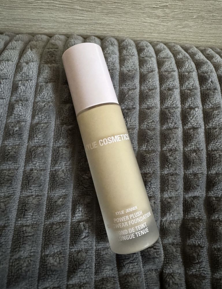 Фондьотен Kylie Cosmetics
