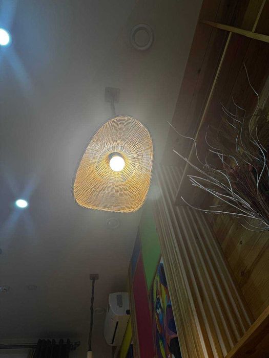 Плетёные подвесные светильники — 7 штук.
