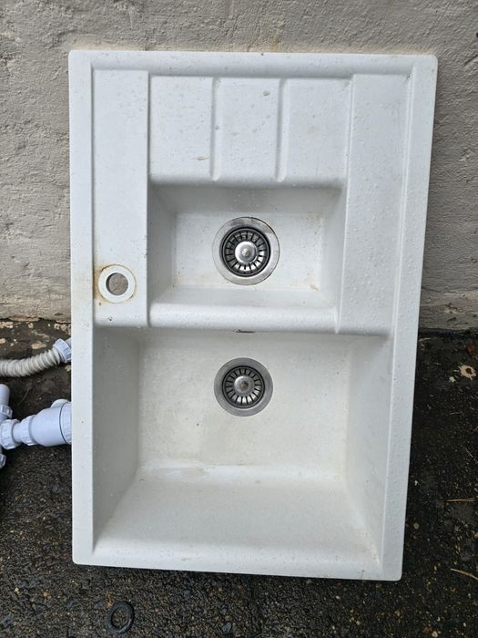 Продам кухонную мойку искуственный камень. . Со смесителем и обвязкой.