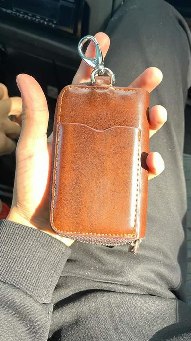 продам ключницу(портмоне), чистая кожа от бренда boss. цена 5000тг сро