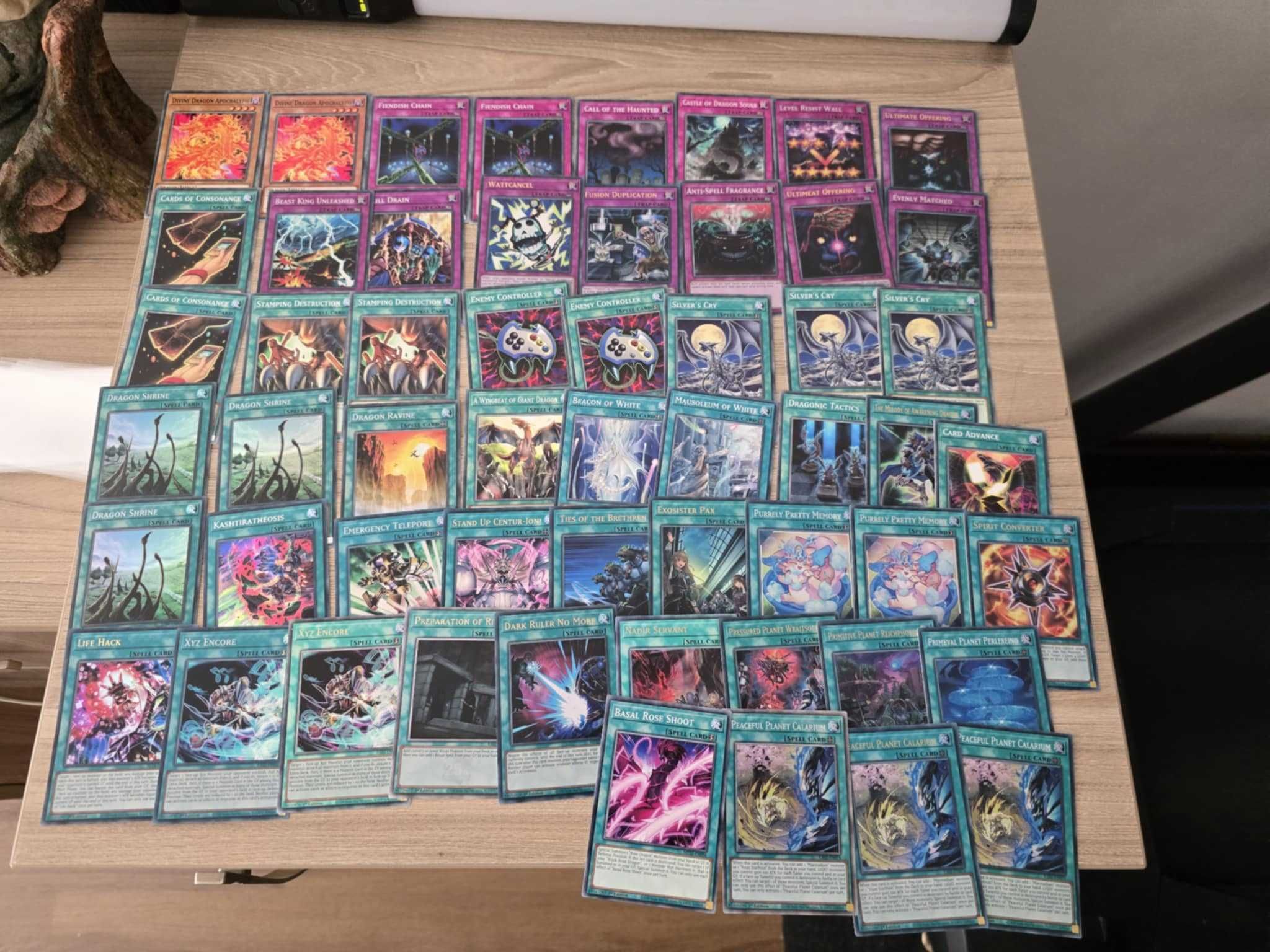 Оригинални чисто нови карти Yu-Gi-Oh + протектори + кутия
