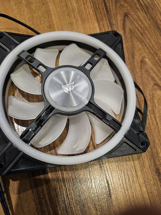 Продавам комплект от 3 броя Corsair iCUE QL RGB