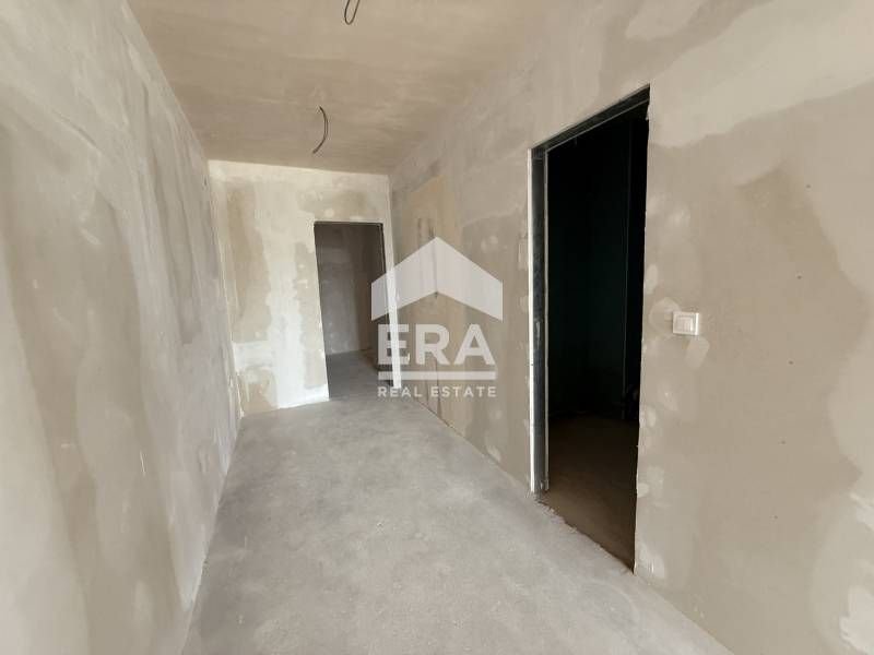 Тристаен апартамент за продажба, с големи стаи, в нов затворен тип ком