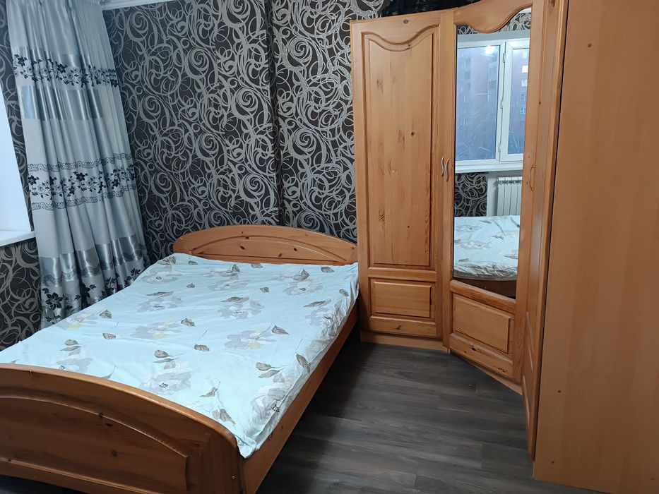 Продаю спальный гарнитур из натурального дерева