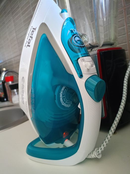 Vând fier Tefal EasyGliss FV5718E0,talpa Durilium AirGlide,funcție cal