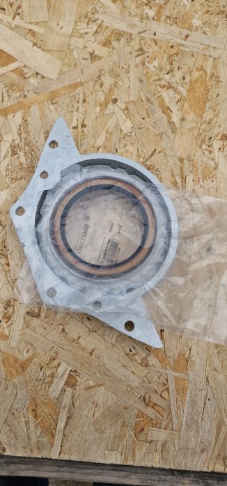 Capac cu semering motor tractor fiat 411.415 preț 450 lei se poate tr