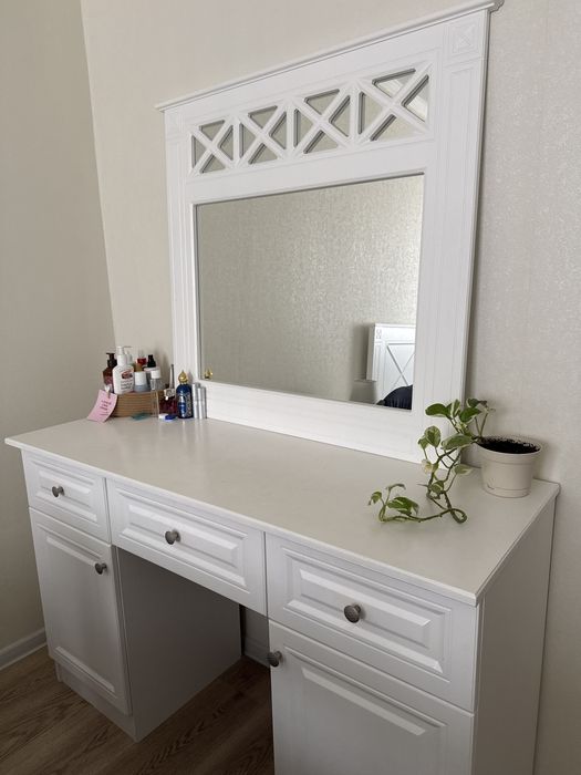 Туалетный столик с зеркалом