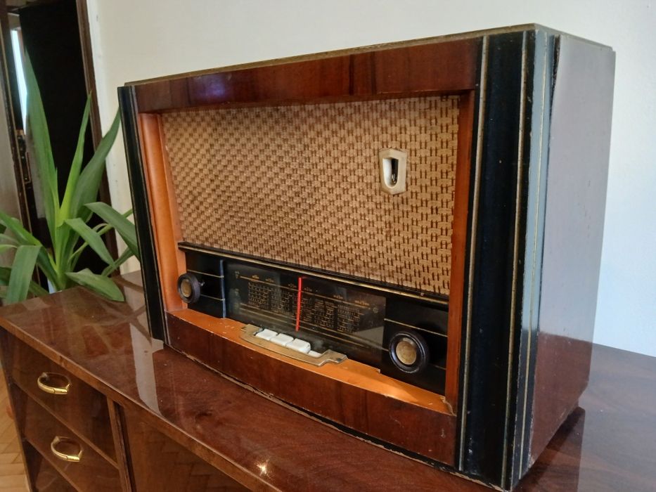 Radio cu lămpi marca Radio Popular LUX S 574 A,an 1957.