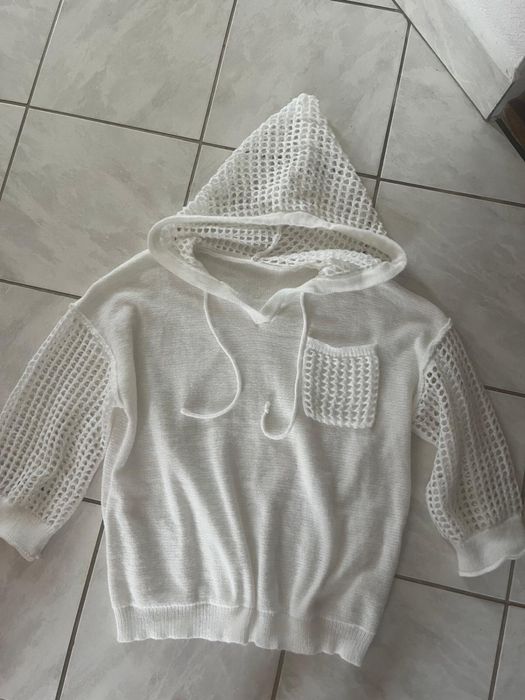 Pullover cu gauri si gluga