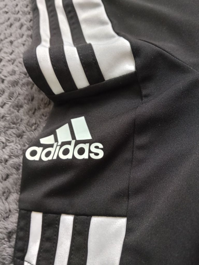 Продавам оригинална тениска на Adidas