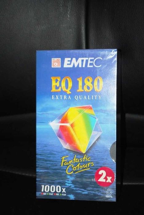 Casete video VHS noi, sigilate