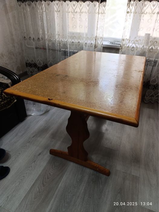 Продается стол и стулья б/у дерево,ручной работы