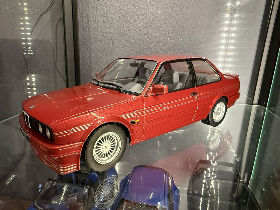 Различни модели 1:18 коли