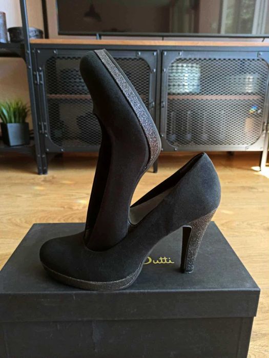 Дамски маркови обувки от велур