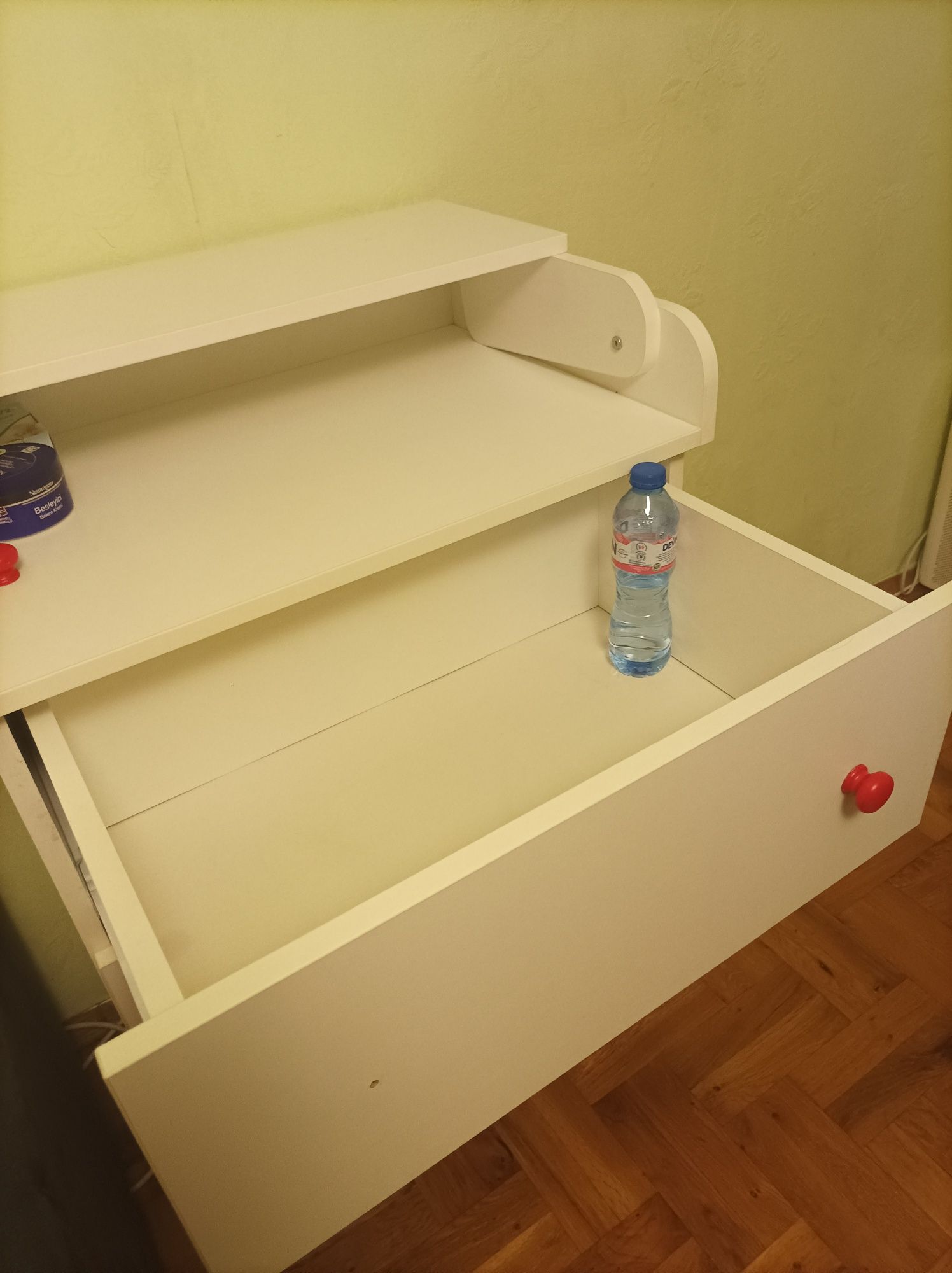 Бебешко шкафче с три чекмеджета и плот за повиване на бебета