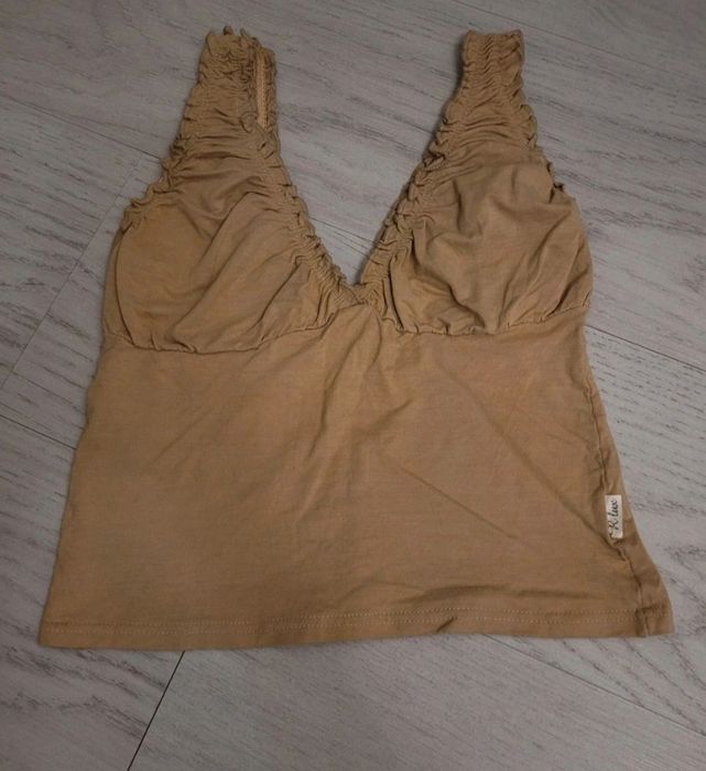 Top crema in forma de V